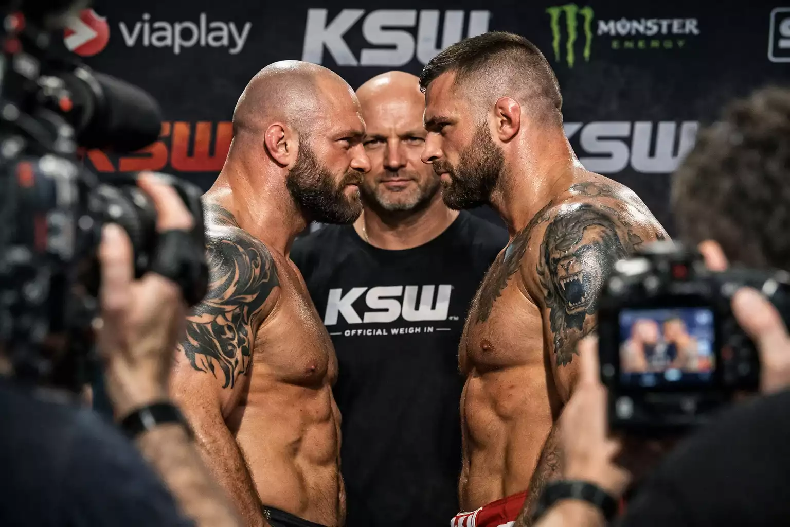 Polnische MMA-Kämpfer beim Face-Off vor einem KSW-Kampf