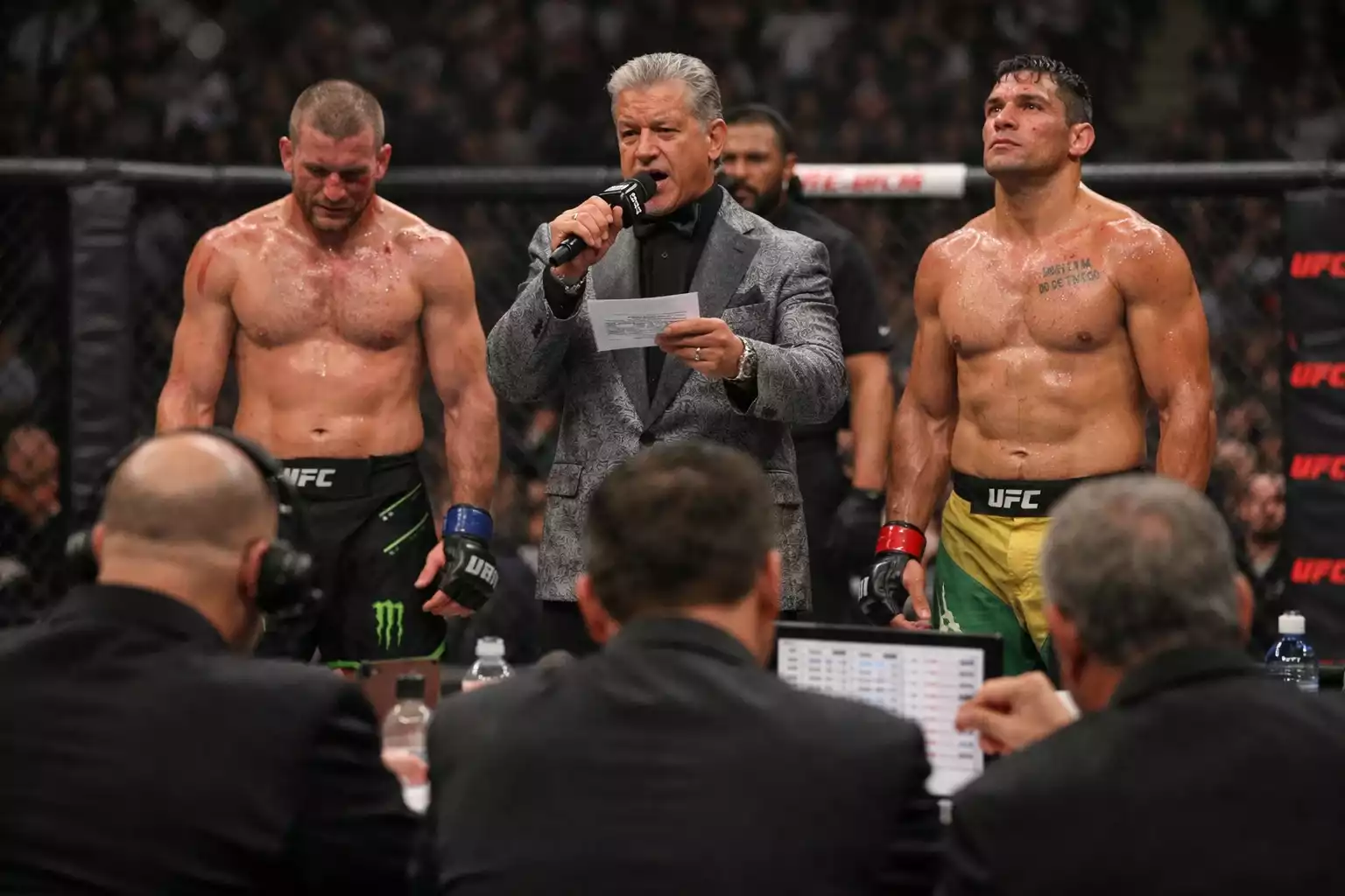 MMA-Kampf geht in die Punktewertung mit drei Ringrichtern