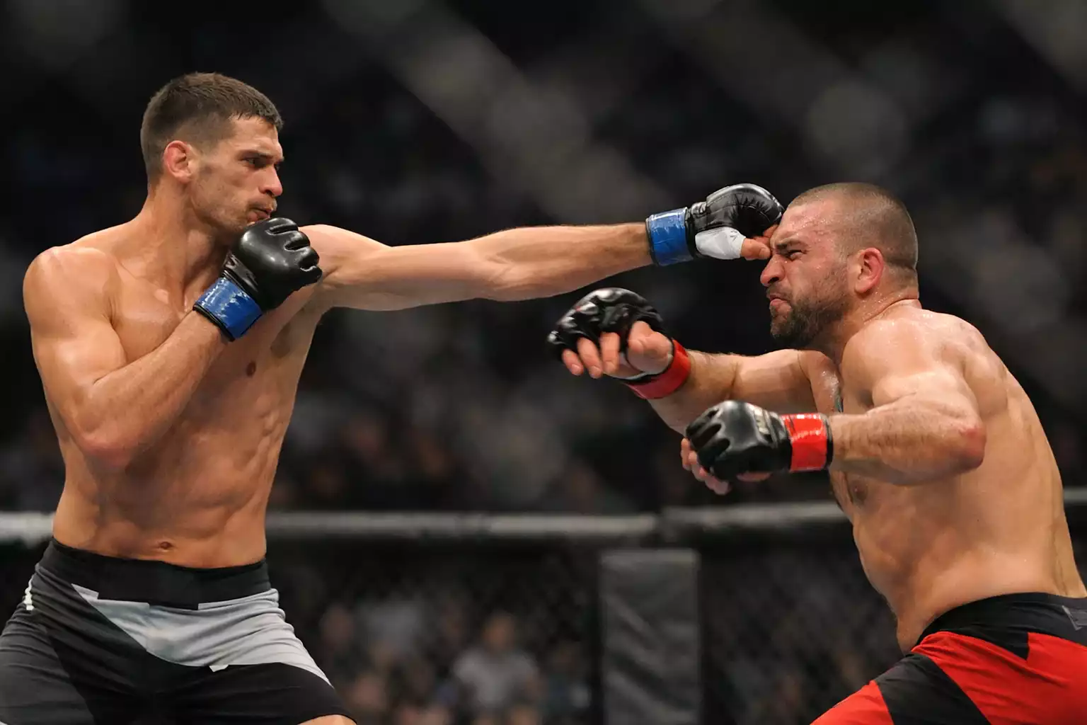 Kämpfer mit langem Arm landet einen Jab auf Distanz