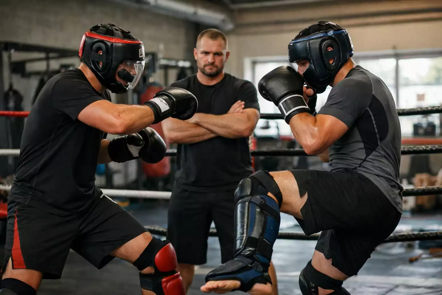 Zwei MMA-Kämpfer beim Sparring im Trainingscamp