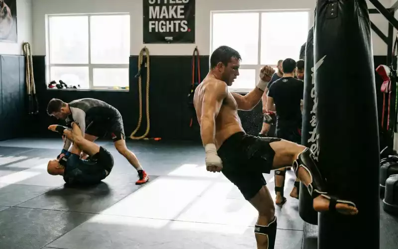Zwei MMA-Kämpfer mit unterschiedlichen Kampfstilen beim Training